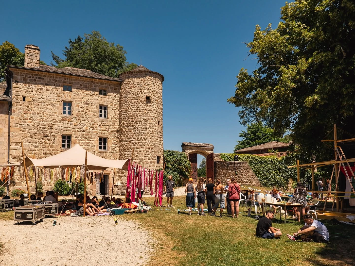 Le Canopus Festival interdit le torse nu : une mesure qui divise